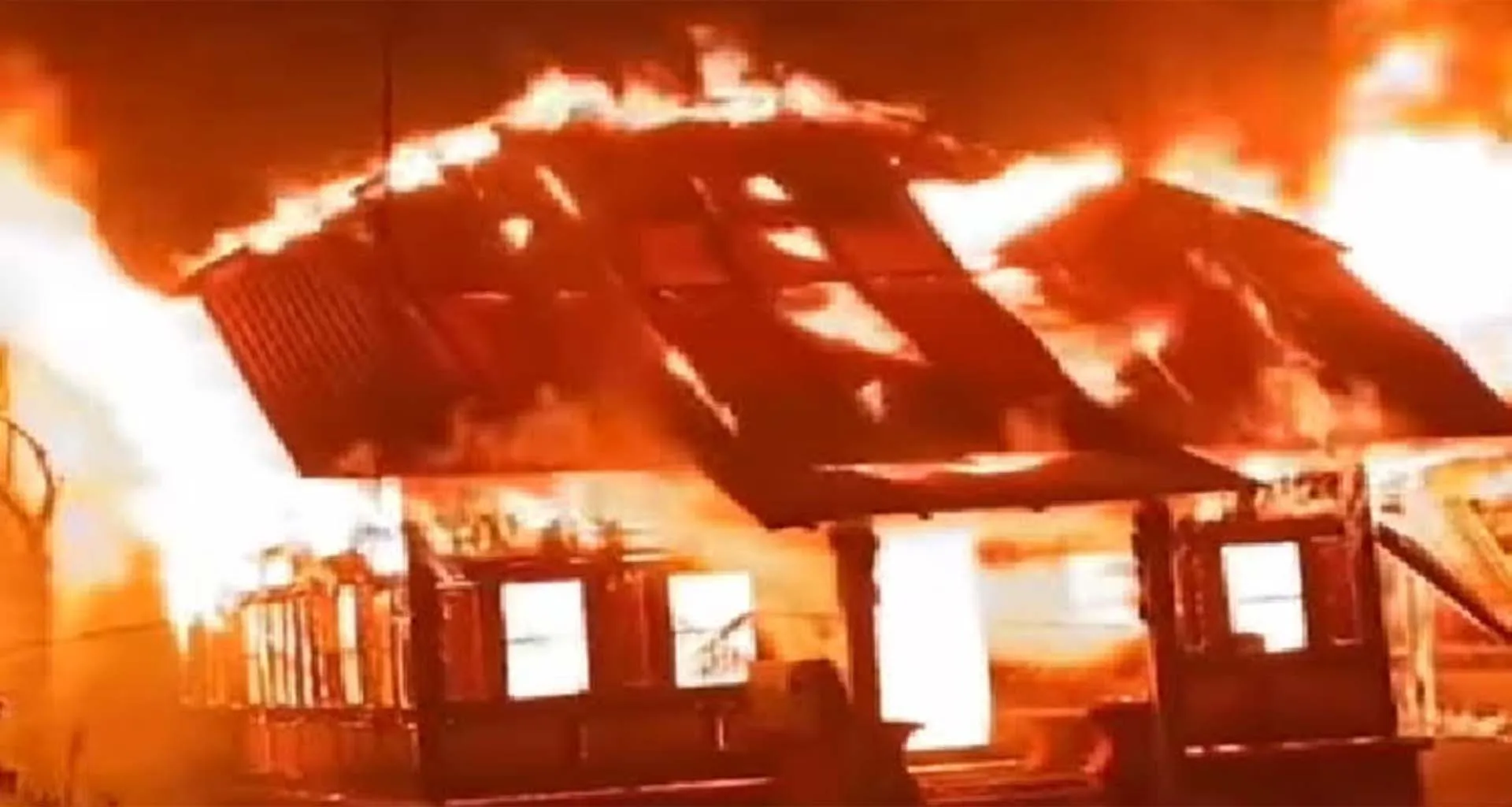 বানারীপাড়ার রহস্যজনক  অগ্নিকাণ্ডে প্রবাসীর বসতঘর পুড়ে ছাই